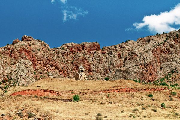 Нораванк – монастырский комплекс, построенный в XIII—XIV веках в 122 км от Еревана. Ущелье славится отвесными красными скалами, возвышающимися за монастырем, на территории которого расположена двухэтажная церковь Сурб Аствацацин с узкими консольными лестницами. Нораванк включен в список Всемирного наследия ЮНЕСКО. Нораванк – монастырский комплекс, построенный в XIII—XIV веках в 122 км от Еревана. Ущелье славится отвесными красными скалами, возвышающимися за монастырем, на территории которого расположена двухэтажная церковь Сурб Аствацацин с узкими консольными лестницами. Нораванк включен в список Всемирного наследия ЮНЕСКО. - Sputnik Армения