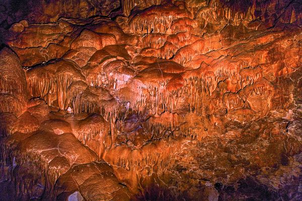 Медвежья пещера (Вайоц дзорская область) Самая длинная и глубокая пещера в Армении — Арчери (Медвежья), которую случайно обнаружил местный охотник в 1940-х гг. Глубина изученной части пещеры составляет 700 метров, длина – 3,5 километров. Стены и своды пещеры покрыты 10-сантиметровой корой кристаллов кальцита, на которые местами легли «холодные» карбонатные натеки разной морфологии. Медвежья пещера (Вайоц дзорская область) Самая длинная и глубокая пещера в Армении — Арчери (Медвежья), которую случайно обнаружил местный охотник в 1940-х гг. Глубина изученной части пещеры составляет 700 метров, длина – 3,5 километров. Стены и своды пещеры покрыты 10-сантиметровой корой кристаллов кальцита, на которые местами легли «холодные» карбонатные натеки разной морфологии. - Sputnik Армения