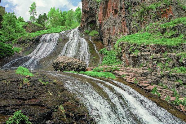 Джермук (Вайоцдзорская область), город Джермук Джермукский водопад - второй по высоте водопад в Армении. Высота водопада составляет 68 метров. Он находится в черте города-курорта Джермук, на расстоянии 200 километров от Еревана, и вливается в реку Арпа. Джермук (Вайоцдзорская область), город Джермук Джермукский водопад - второй по высоте водопад в Армении. Высота водопада составляет 68 метров. Он находится в черте города-курорта Джермук, на расстоянии 200 километров от Еревана, и вливается в реку Арпа. - Sputnik Армения