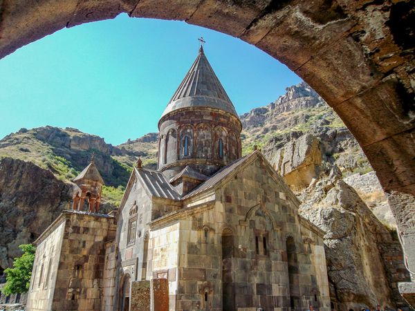 Гегард (Котайкская область) Гега́рд (дословно — копьё), также употребляется старое название Айриванк (пещерный монастырь) - монастырский комплекс, уникальное архитектурное сооружение. Внесён ЮНЕСКО в список объектов Всемирного культурного наследия. Гегард (Котайкская область) Гега́рд (дословно — копьё), также употребляется старое название Айриванк (пещерный монастырь) - монастырский комплекс, уникальное архитектурное сооружение. Внесён ЮНЕСКО в список объектов Всемирного культурного наследия. - Sputnik Армения