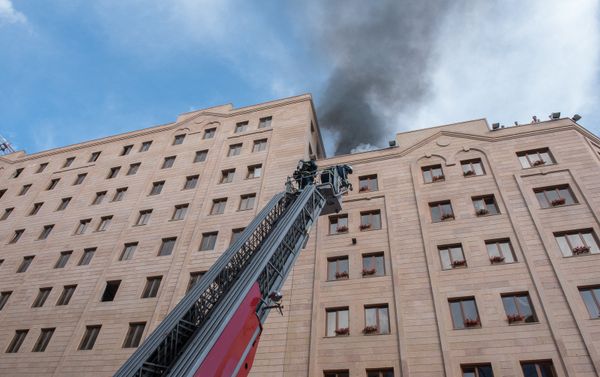Сотрудники МЧС на месте пожара Сотрудники МЧС на месте пожара - Sputnik Армения