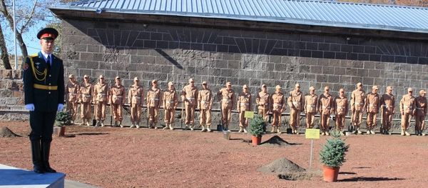 Военнослужащие ЮВО в Армении провели акцию Ёлка Победы и высадили 71 дерево. - Sputnik Армения