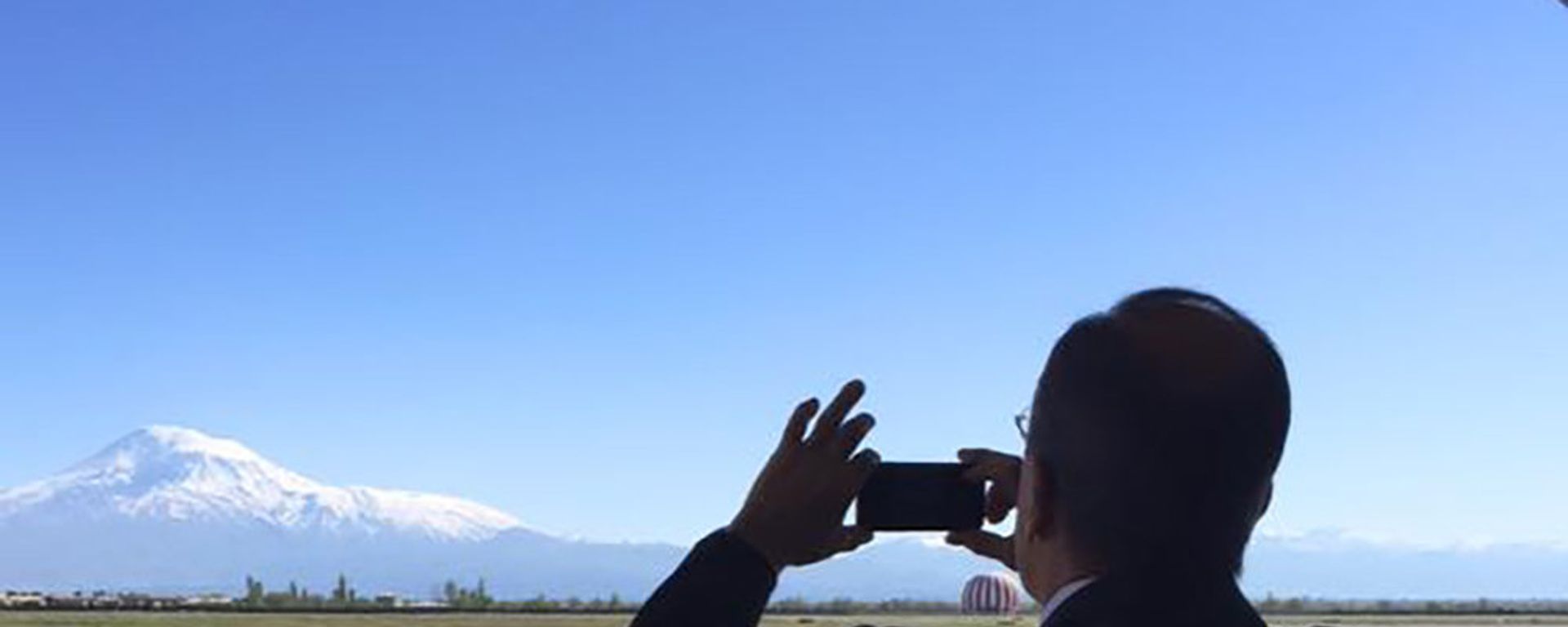 Глава МИД РФ Сергей Лавров фотографирует гору Арарат. Ереван, Армения. - Sputnik Արմենիա, 1920, 20.05.2025