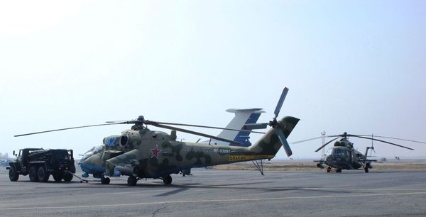 Молодые летчики армейской авиации Южного военного округа начали отрабатывать полеты в горах Армении. - Sputnik Армения