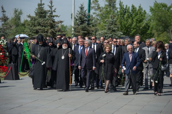 Верховный Патриарх и Католикос всех армян Гарегин II, президент Армении Серж Саргсян с супругой Ритой Саргсян и известный шансонье Шарль Азнавур. - Sputnik Армения