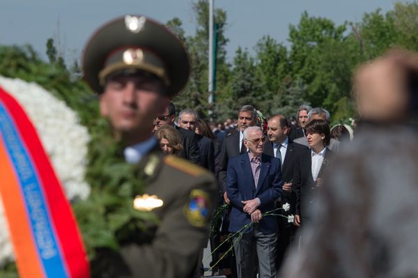 Всемирно известный певец Шарль Азнавур прилетел в Ереван в четверг вечером для участия в мероприятиях по случаю 101-й годовщины Геноцида армян. Всемирно известный певец Шарль Азнавур прилетел в Ереван в четверг вечером для участия в мероприятиях по случаю 101-й годовщины Геноцида армян. - Sputnik Армения