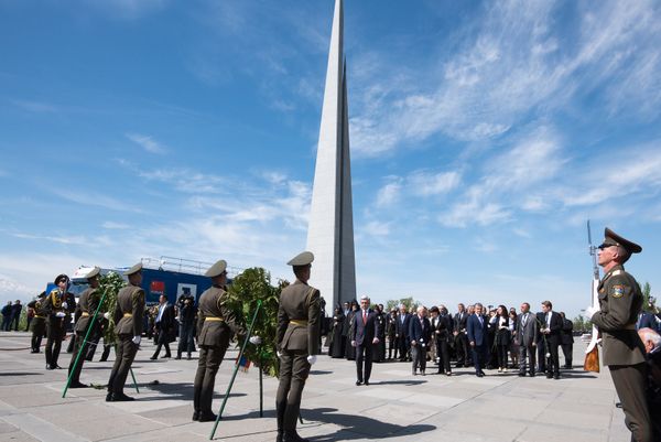 44-метровая стела в комплексе символизирует волю к возрождению армянского народа. Вдоль всей стелы от основания до вершины тянется глубокий разлом, разделяющий её на две части. Стрела символизирует расколотый армянский народ, меньшая часть которого живёт в Армении, а большая — в диаспоре. 44-метровая стела в комплексе символизирует волю к возрождению армянского народа. Вдоль всей стелы от основания до вершины тянется глубокий разлом, разделяющий её на две части. Стрела символизирует расколотый армянский народ, меньшая часть которого живёт в Армении, а большая — в диаспоре. - Sputnik Армения