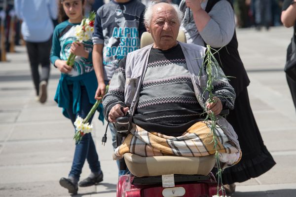 Сотни людей, имеющих инвалидность, а также учеников из различных школ Армении возложили цветы к мемориальному комплексу Цицернакаберд, посвященному жертвам Геноцида армян. Сотни людей, имеющих инвалидность, а также учеников из различных школ Армении возложили цветы к мемориальному комплексу Цицернакаберд, посвященному жертвам Геноцида армян. - Sputnik Армения