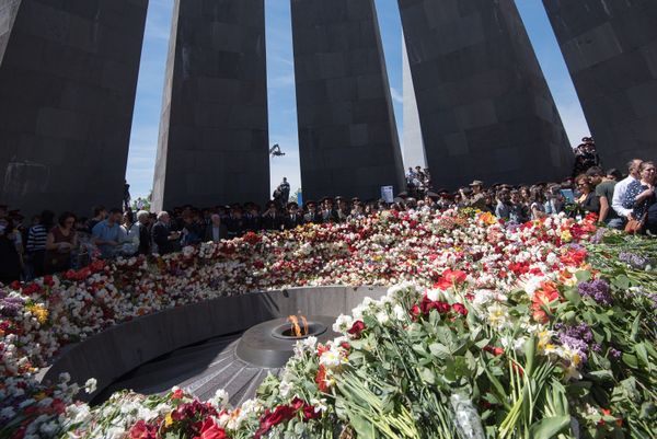 Рядом со стелой находится постамент — конус, образованный из двенадцати больших каменных плит. В центре конуса, на глубине 1,5 метров горит вечный огонь. Рядом со стелой находится постамент — конус, образованный из двенадцати больших каменных плит. В центре конуса, на глубине 1,5 метров горит вечный огонь. - Sputnik Армения