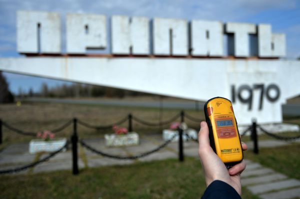 Дозиметр измеряет радиацию при въезде в Припять - Sputnik Армения