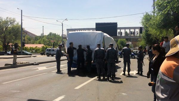 В Ереване взорвался автобус В Ереване взорвался автобус - Sputnik Армения