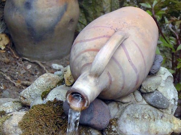 Вода, которая льется из кувшина, обладает совершенно другой энергетикой, - говорит Самвел Аракелян. - Sputnik Армения