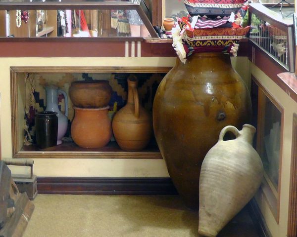 Жители Лори приносят сюда свои кувшины, коллекция все время растет. - Sputnik Армения