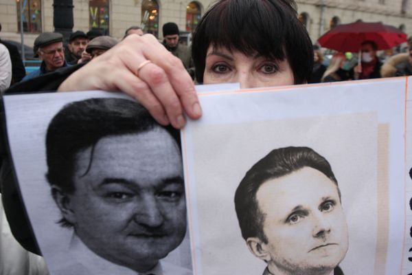 Участница митинга за реформу правоохранительных органов. На фотографиях Сергей Магнитский и Алексей Пичугин - Sputnik Армения