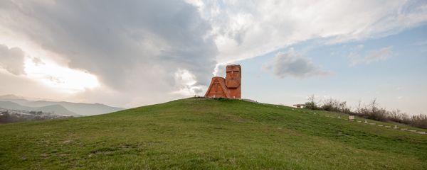 Памятник Мы-наши горы. Степанакерт. НКР - Sputnik Армения