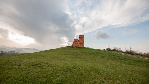 Памятник Мы-наши горы. Степанакерт. НКР - Sputnik Армения