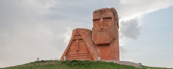 Памятник Мы-наши горы. Степанакерт. НКР - Sputnik Армения