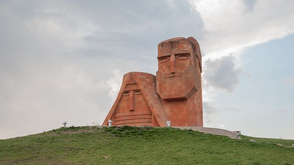 Памятник Мы-наши горы. Степанакерт. НКР - Sputnik Армения