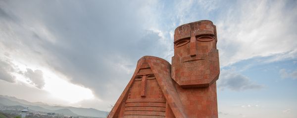 Памятник Мы-наши горы. Степанакерт. НКР Памятник Мы-наши горы. Степанакерт. НКР - Sputnik Армения
