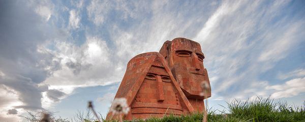 Памятник Мы-наши горы. Степанакерт. НКР - Sputnik Армения
