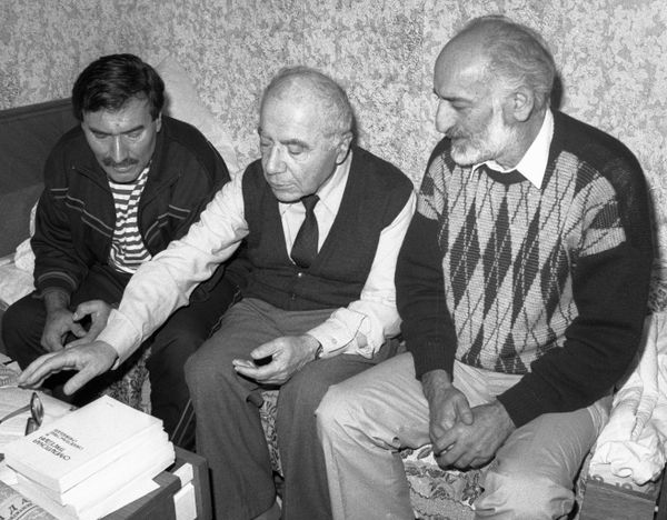 В начале карабахского движения великий актер Сос Саркисян и писатель Зорий Балаян  объявили в Москве голодовку. К ним примкнул уже пожилой Виктор Амбарцумян, которому на девятый день стало плохо. - Sputnik Армения