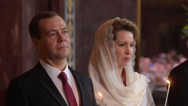 Президент РФ В. Путин и премьер-министр РФ Д. Медведев на пасхальном богослужении в храме Христа Спасителя в Москве - Sputnik Армения