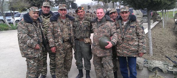 С каской стоя - Sputnik Արմենիա