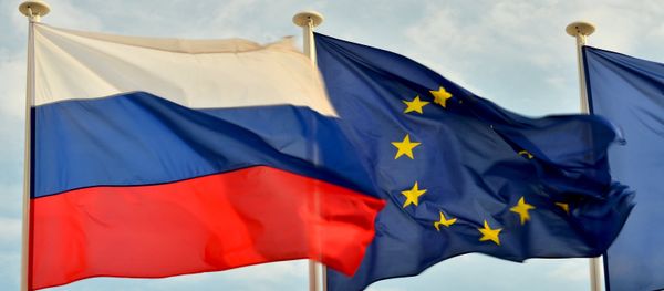 Флаги России, ЕС, Франции и герб Ниццы на набережной Ниццы Флаги России, ЕС, Франции и герб Ниццы на набережной Ниццы - Sputnik Армения
