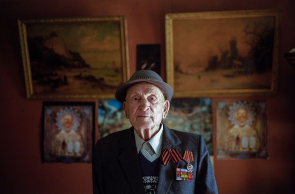 Анатолий Фёдорович Добрынин. Родился 12 июля 1922 года в Кашине Тверской области. 22 июня 1941 года, через неделю после окончания школы, призван в армию. В конце 1942 командовал зенитно-артиллерийским взводом в Армии Рокоссовского под Сталинградом. В 1943 при освобождении Крыма, под Мелитополем, в результате тяжелого ранения лишился руки. После демобилизации вернулся в Кашин, был на комсомольской, партийной и профсоюзной работе, руководил кинопрокатом. - Sputnik Армения