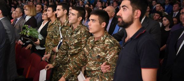 Զինծառայողների մեծարման արարաողություն Երևանում - Sputnik Արմենիա