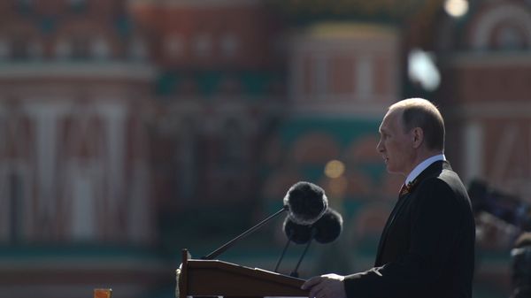 Президент РФ В.Путин и премьер-министр РФ Д.Медведеев на военном параде в честь 71-й годовщины Победы в ВОВ Президент РФ В.Путин и премьер-министр РФ Д.Медведеев на военном параде в честь 71-й годовщины Победы в ВОВ - Sputnik Армения