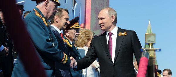 Президент РФ В.Путин и премьер-министр РФ Д.Медведеев на военном параде в честь 71-й годовщины Победы в ВОВ - Sputnik Армения