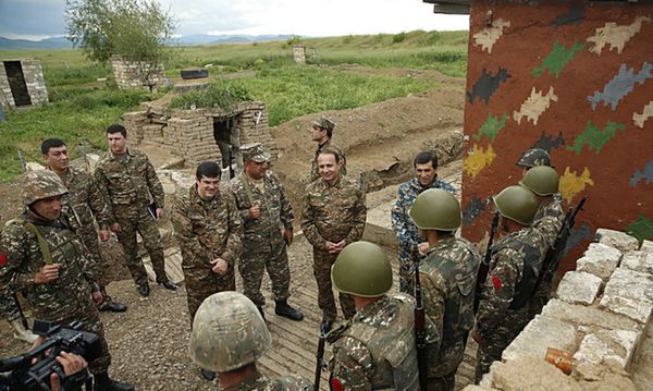 Премьер-министр Армении Овик Абраамян посетил боевые позиции в Нагорном Карабахе Премьер-министр Армении Овик Абраамян посетил боевые позиции в Нагорном Карабахе - Sputnik Армения