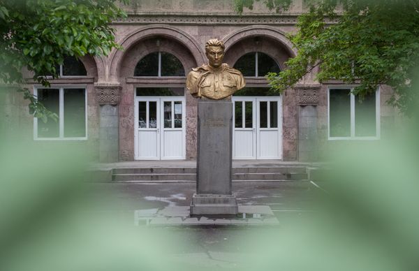 Памятник Унану Аветисяну в Ереване Памятник Унану Аветисяну в Ереване - Sputnik Армения