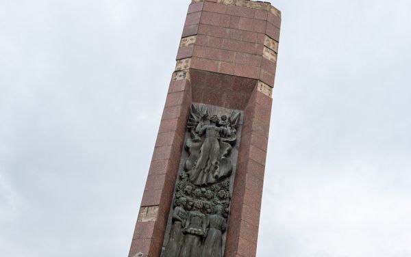 Памятник, посвященный 40-летней годовщине Второй Мировой Войны Памятник, посвященный 40-летней годовщине Второй Мировой Войны - Sputnik Армения