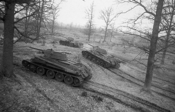Самым лучшим и самым массовым танком Второй мировой войны признан Т-34. Он был основной боевой единицей бронетанковых войск СССР, оказал огромное влияние на исход Великой Отечественной на дальнейшее развитие мирового танкостроения. Легендарная тридцатьчетверка стала самым известным советским танком и одним из самых узнаваемых символов войны. Самым лучшим и самым массовым танком Второй мировой войны признан Т-34. Он был основной боевой единицей бронетанковых войск СССР, оказал огромное влияние на исход Великой Отечественной на дальнейшее развитие мирового танкостроения. Легендарная тридцатьчетверка стала самым известным советским танком и одним из самых узнаваемых символов войны. - Sputnik Армения