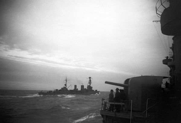 С 1941 по 1943 год Гвардейский крейсер Красный Кавказ совершил 64 боевых похода, обстрелял 13 батарей противника, перевез более 25 000 человек и отразил около 200 воздушных атак. Гвардейский крейсер Красный Крым за годы войны выполнил 58 боевых заданий. Корабль перевез более 20 тысяч человек личного состава, раненых и эвакуируемых граждан Севастополя, высадил на берег около 10 тысяч десантников. Зенитная артиллерия крейсера отразила свыше двухсот атак самолётов противника. С 1941 по 1943 год Гвардейский крейсер Красный Кавказ совершил 64 боевых похода, обстрелял 13 батарей противника, перевез более 25 000 человек и отразил около 200 воздушных атак. Гвардейский крейсер Красный Крым за годы войны выполнил 58 боевых заданий. Корабль перевез более 20 тысяч человек личного состава, раненых и эвакуируемых граждан Севастополя, высадил на берег около 10 тысяч десантников. Зенитная артиллерия крейсера отразила свыше двухсот атак самолётов противника. - Sputnik Армения