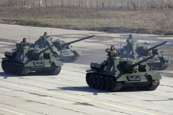 Самоходная установка СУ-100 была создана конструкторским бюро Уралмашзавода в конце 1943 - начале 1944 года. После войны СУ-100 неоднократно модернизировалась и в течение нескольких десятилетий оставалась на вооружении Советской армии. Самоходная установка СУ-100 была создана конструкторским бюро Уралмашзавода в конце 1943 - начале 1944 года. После войны СУ-100 неоднократно модернизировалась и в течение нескольких десятилетий оставалась на вооружении Советской армии. - Sputnik Армения