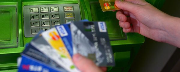 Банковские карты международных платежных систем VISA и MasterCard Банковские карты международных платежных систем VISA и MasterCard - Sputnik Армения