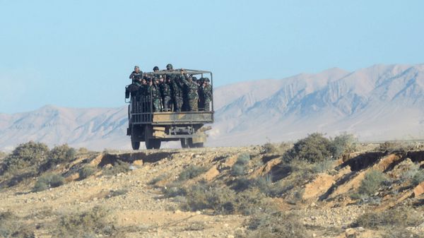 Бойцы движения Хезболла на передовых позициях Сирийской Арабской Армии у дороги из Хомса в Пальмиру (1 ноября 2015). Сирия - Sputnik Армения