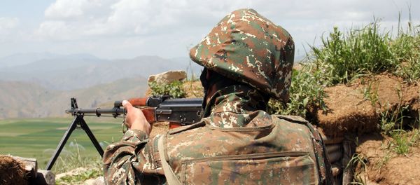 Военнослужащий армянской армии на боевой позиции - Sputnik Армения