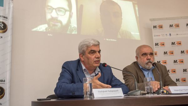 Видеомост между армянскими и азербайджанскими политологами Степаном Григоряном, Александром Искандаряном,  Арзу Абдуллаевым и Шахином Рза - Sputnik Արմենիա