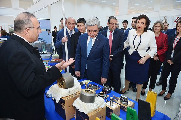 Президент Армении Серж Саргсян побывал на выставке Новые перспективы для сирийских армян - Sputnik Армения