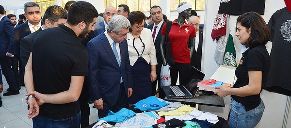 Президент Армении Серж Саргсян побывал на выставке Новые перспективы для сирийских армян Президент Армении Серж Саргсян побывал на выставке Новые перспективы для сирийских армян - Sputnik Армения