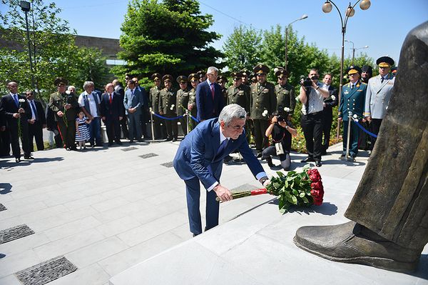 Президент Армении Серж Саргсян присутствовал на открытии памятника главному маршалу бронетанковых войск Амазаспу Хачатуровичу Бабаджаняну - Sputnik Армения