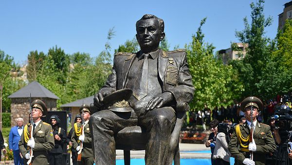 Открытие памятника главному маршалу бронетанковых войск Амазаспу Хачатуровичу Бабаджаняну в Ереване - Sputnik Армения