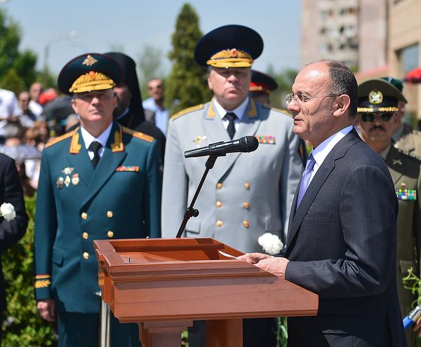 Министр обороны Армении Сейран Оганян - Sputnik Армения