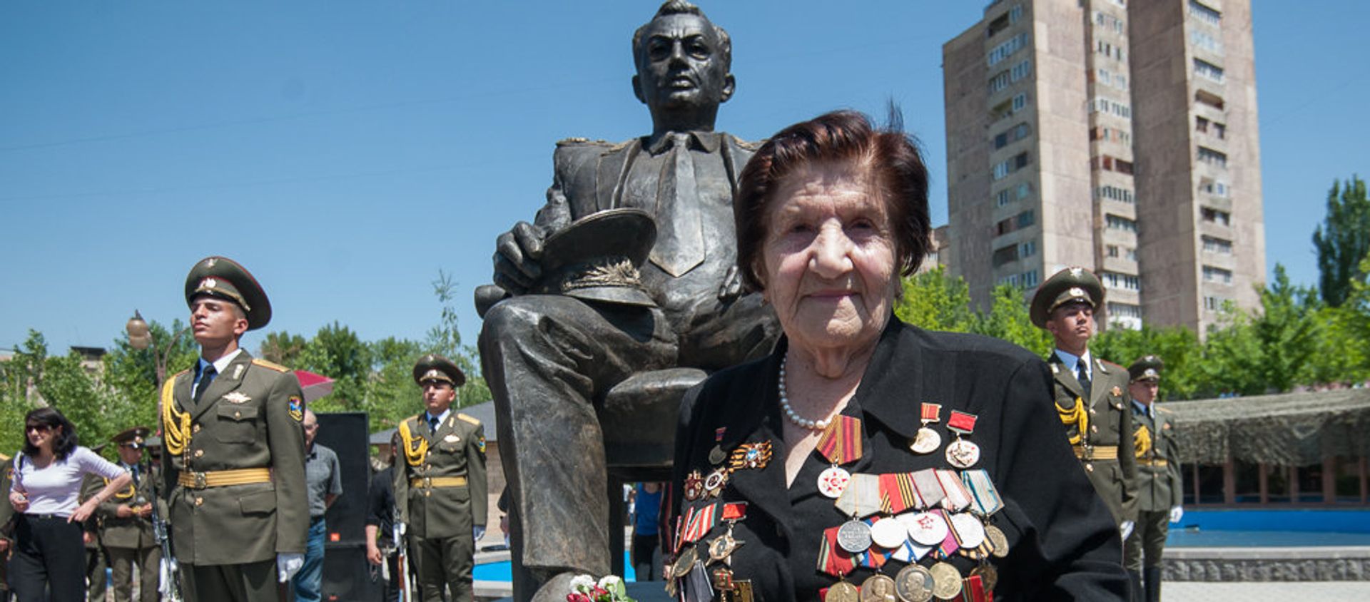 Ветеран ВОВ Розалия Абгарян у памятника главному маршалу бронетанковых войск Амазаспу Хачатуровичу Бабаджаняну в Ереване - Sputnik Армения, 1920, 18.06.2020