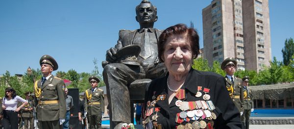 Ветеран ВОВ Розалия Абгарян у памятника главному маршалу бронетанковых войск Амазаспу Хачатуровичу Бабаджаняну в Ереване - Sputnik Արմենիա