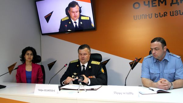 Брифинг официального представителя Пограничного управления ФСБ России в Республике Армения Дениса Алексеева в пресс-центре Sputnik Армения - Sputnik Армения